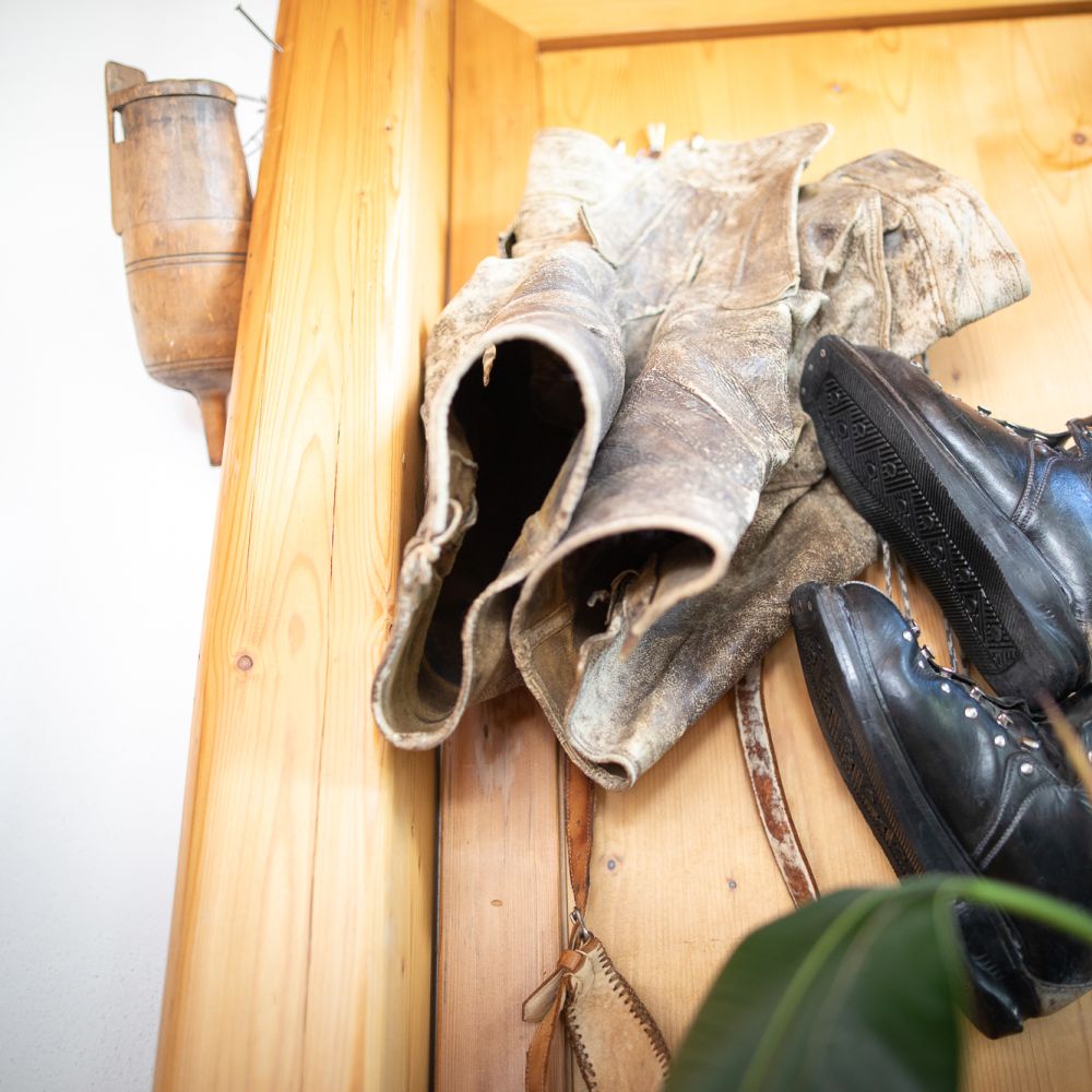 Ehrwald Restaurant Holzerstubn Deko Lederhose Schuhe