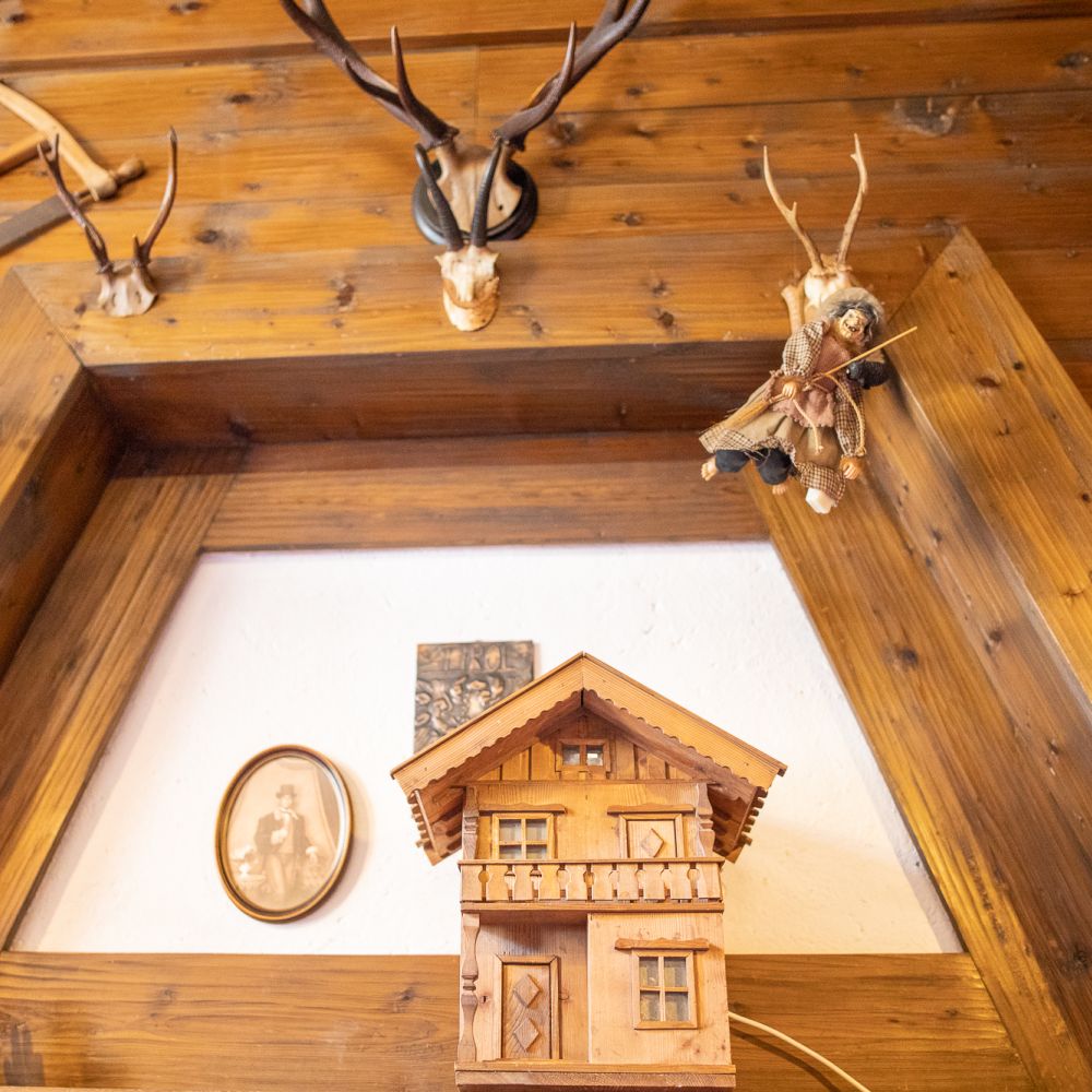 Ehrwald Restaurant Holzerstubn Wanddeko